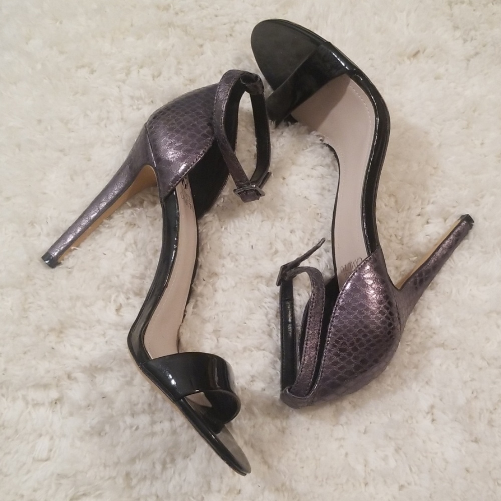 VINCE CAMUTO Black Patent & Leather Reptile Heel 9